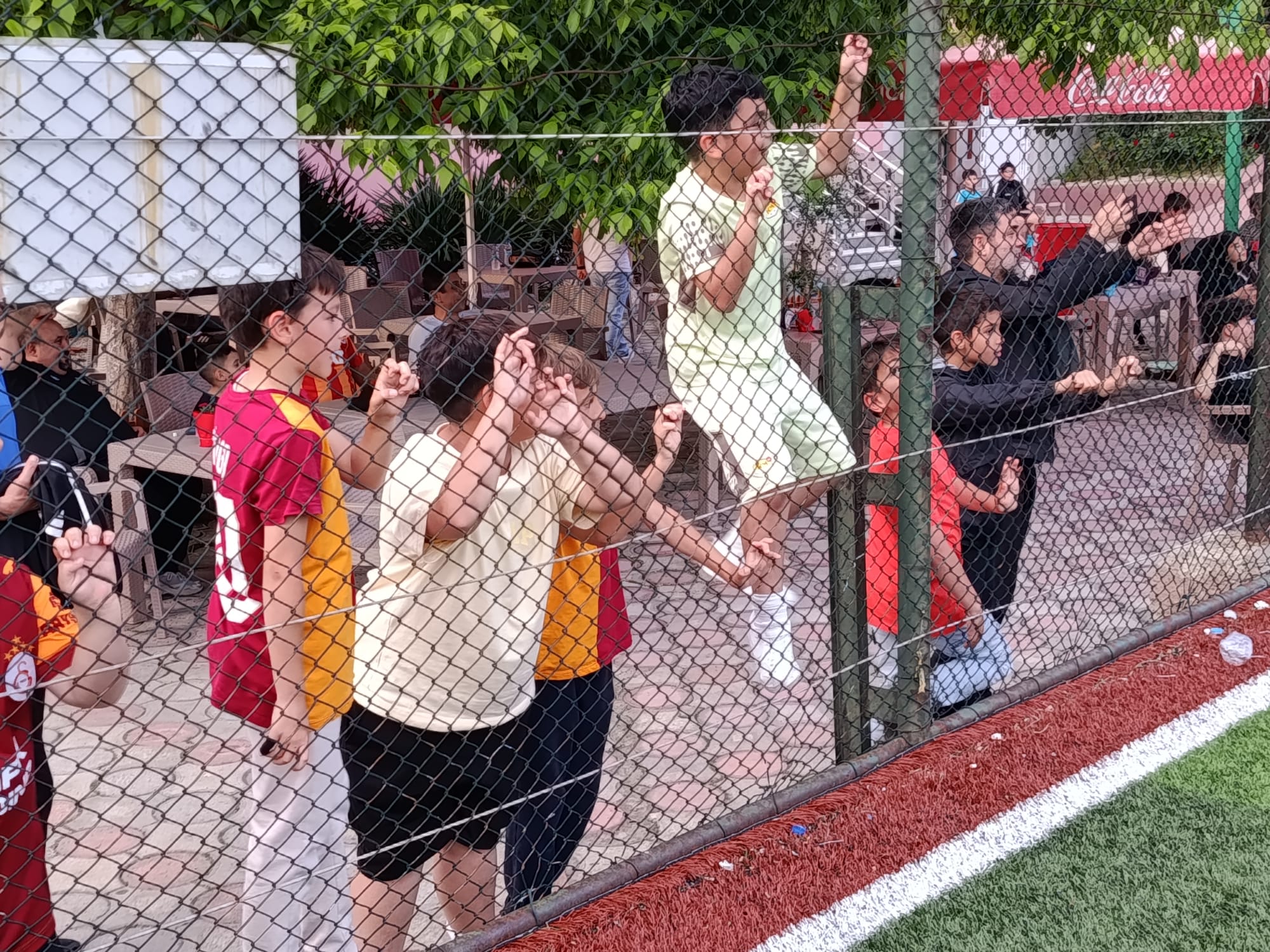 Edirne’de Anneler Günü dolayısıyla hem eğlendiren hem de duygulandıran bir etkinlik düzenlendi. Alsancakspor Futbol Okulu, her zaman çocuklarını desteklemek için saha kenarında bekleyen anneleri bu kez yeşil sahaya davet etti.